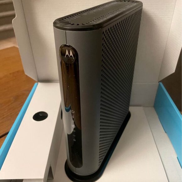 Motorola MG7540 Cable Modem Router - Picture 3 of 4